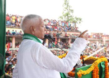 6 साल बाद लोगों के बीच जब गए लालू. कहा- खुद ही मर जाएंगे नीतीश.