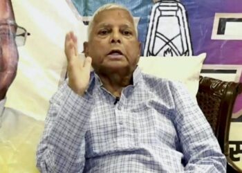 लालू बोले-खत्म करो बिहार में शराबबंदी. दुल्हन के कमरे में पुलिस की छापेमारी पर भी भड़कें.