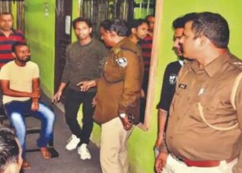 पटना के जिम में शराब पार्टी करते 7 गिरफ्तार. नशे में धुत युवक ने कहा..कौन आया है? लाओ AK-47 बताते हैं.