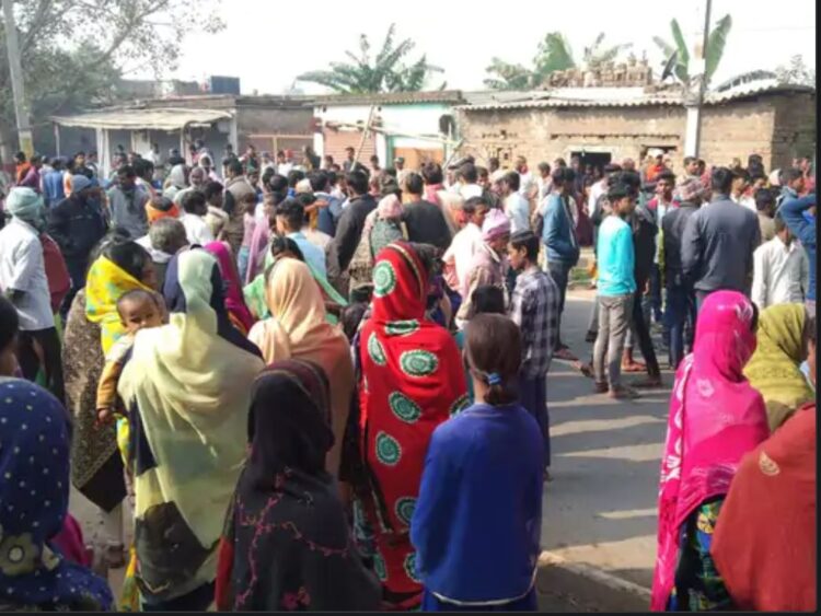 पटना में मंगलवार सुबह अपराधियों ने नवनिर्वाचित मुखिया की गोली मारकर हत्या कर दी।