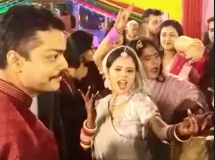 बारात लेकर पहुंच गई दुल्हन. डांस देख शरमा गया दूल्हा.