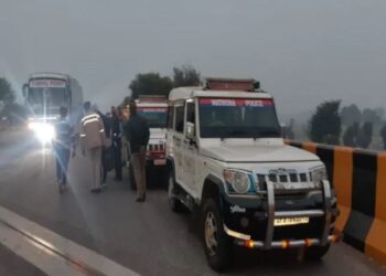 मथुरा जनपद में यमुना एक्सप्रेसवे पर दर्दनाक हादसा. चार पुलिसकर्मियों सहित पांच लोगों की मौत.