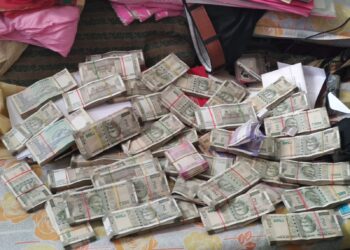 Surveillance raids on the premises of the Sub Registrar of Samastipur. Seeing the bundle of notes, the senses flew away.