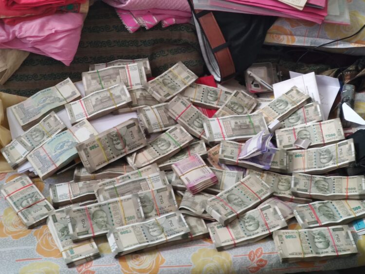 Surveillance raids on the premises of the Sub Registrar of Samastipur. Seeing the bundle of notes, the senses flew away.