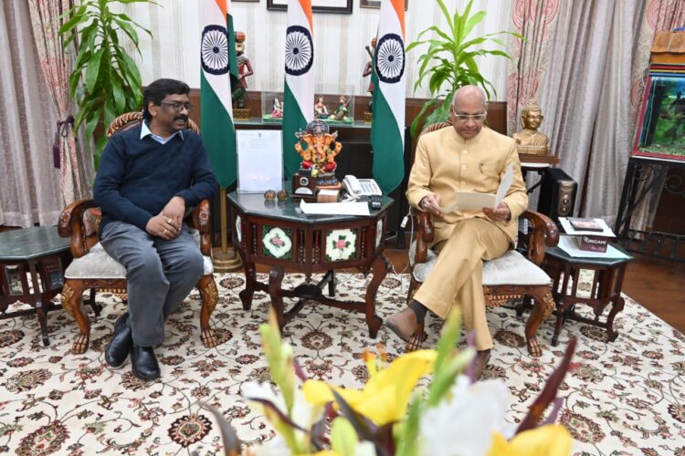 राज्यपाल रमेश बैस से मिले सीएम हेमंत सोरेन. कल्याणकारी कार्यों और योजनाओं की दी जानकारी.