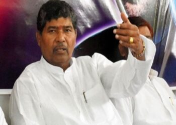 Union Minister Pashupati Paras reached Imphal on a three-day visit. The partymen gave a grand welcome.