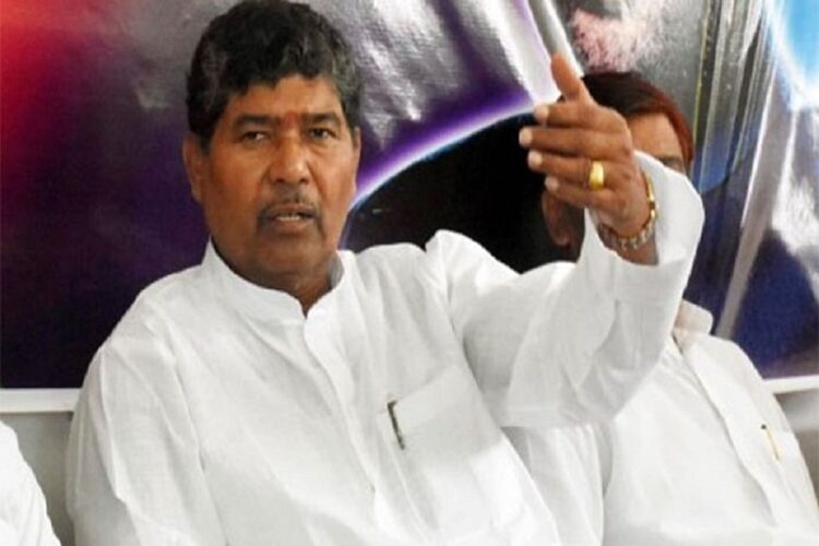 Union Minister Pashupati Paras reached Imphal on a three-day visit. The partymen gave a grand welcome.