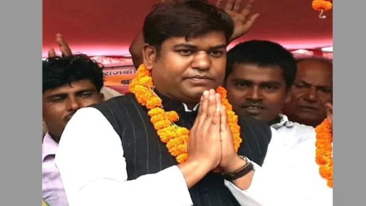 Apart from rivers in Uttar Pradesh, Mukesh Sahni's boat will now run on the roads. Will broadcast the party's views on 165 seats.