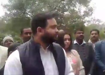 Tejashwi along with wife Rajshree distributed blankets among the people. CM Nitish was targeted.