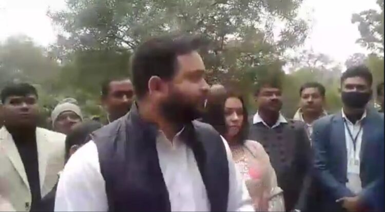 Tejashwi along with wife Rajshree distributed blankets among the people. CM Nitish was targeted.