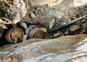 In Latehar, the security forces foiled the nefarious designs of the Naxalites, two cylinders of 7-7 kg bombs were recovered.