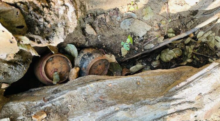 In Latehar, the security forces foiled the nefarious designs of the Naxalites, two cylinders of 7-7 kg bombs were recovered.