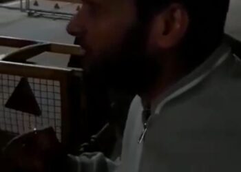 In the capital Ranchi, car-riding youths abused and assaulted the inspector, even threatened to take off the uniform.