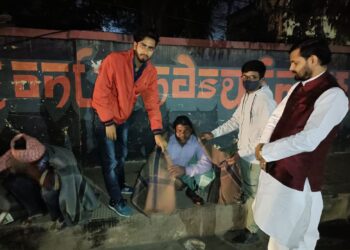Distribution of blankets by the students of Elite Institute, Patna, teacher Amardeep Jha Gautam was also present