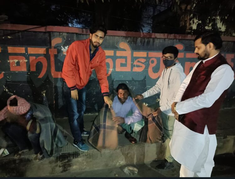 Distribution of blankets by the students of Elite Institute, Patna, teacher Amardeep Jha Gautam was also present
