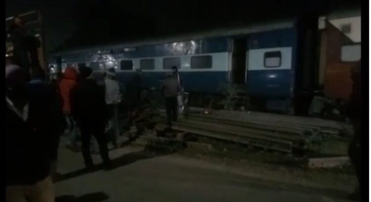 बेगूसराय में शंटिंग के दौरान गोंदिया एक्सप्रेस ट्रेन की चार बोगी बेपटरी, कोई नुकसान नहीं