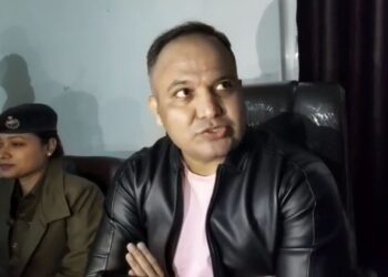 Shivdeep Lande reached Saharsa. took over. SP Lipi Singh welcomed by giving bouquets.