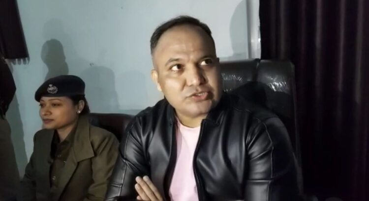 Shivdeep Lande reached Saharsa. took over. SP Lipi Singh welcomed by giving bouquets.