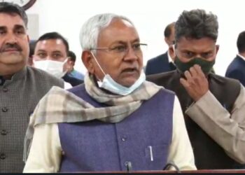 बिहार के मुख्यमंत्री नीतीश कुमार को लेकर इन दिनों सियासी गलियारे में खूब चर्चा हो रही है. चर्चा कभी उपराष्ट्रपति पद के लिए तो कभी राष्ट्रपति के उम्मीदवार के तौर पर खुद नीतीश कुमार ने राज्यसभा को लेकर जो बात कही उसके बाद कयास लगाया जा रहा है कि नीतीश कुमार केंद्र की सियासत में रुक कर सकते हैं लेकिन फर्स्ट बिहार आपको बताने जा रहा है कि दरअसल नीतीश कुमार के बगैर राष्ट्रपति और उपराष्ट्रपति के चुनाव में बीजेपी की स्थिति जमीनी तौर पर क्या होने वाली है. नीतीश बीजेपी के लिए कितने जरूरी हो जाते हैं इस बात को आंकड़े से समझा जा सकता है. सबको मालूम है कि देश में राष्ट्रपति का चुनाव होना है. राष्ट्रपति चुनाव के लिए अधिसूचना जून महीने के दूसरे या तीसरे हफ्ते में जारी हो सकती है. राष्ट्रपति उपराष्ट्रपति चुनाव को लेकर राजनीतिक सरगर्मी बढ़ी हुई है. एनडीए के पास संख्या बल तो है लेकिन इस चुनाव में जीत के लिए जो आंकड़े चाहिए उससे एनडीए थोड़ा कम है. ऐसे में पार्टी के बड़े नेताओं को संख्या बल जुटाने का लक्ष्य दिया गया है. विधानसभा में बीजेपी और उसके गठबंधन दलों की स्थिति को देखते हुए एनडीए का पलड़ा भारी माना जा रहा है. लेकिन इसके बावजूद राष्ट्रपति चुनाव के लिए 9000 वोट एनडीए के पास कम है. यह संख्या जुटाना एनडीए के लिए कोई बड़ी बात नहीं लेकिन इसके लिए यह भी जरुरी हो जाता है कि बीजेपी के साथ नीतीश कुमार जैसे मजबूत सहयोगी बने रहें. बता दें कि मौजूदा राष्ट्रपति रामनाथ कोविंद का कार्यकाल 24 जुलाई को खत्म हो रहा है. ऐसे में जुलाई महीने के अंदर राष्ट्रपति चुनाव के लिए मतदान तय माना जा रहा है। उपराष्ट्रपति चुनाव के लिए लोकसभा और राज्यसभा के सांसद ही मतदान करते हैं. इन दोनों सदनों में एनडीए के पास पर्याप्त बहुमत है लेकिन राष्ट्रपति के लिए जो निर्वाचक मंडल होता है उसमें संसद के दोनों सदनों के सदस्यों के साथ-साथ विधानसभाओं के सदस्य भी मतदान करते हैं. आंकड़े बताते हैं कि राष्ट्रपति के निर्वाचक मंडल का वोट 10 लाख 98 हजार 903 है. किसी भी उम्मीदवार की जीत के लिए बहुमत का आंकड़ा 5 लाख 49 हजार 452 है. हर राज्य के विधानसभा सदस्यों के वोट का मूल्य अलग अलग होता है. जैसे उत्तर प्रदेश के विधायक के के वोट का मूल्य सबसे ज्यादा है यूपी के एक विधायक के वोट का मूल्य 208 है. बिहार में भी विधायकों का वोट मूल्य ज्यादा है लेकिन मौजूदा स्थिति को अगर जोड़ दें तो एनडीए और सत्ताधारी बीजेपी के पास लगभग 9000 वोटों की कमी दिख रही है. ऐसे में बीजेपी को कुछ क्षेत्रीय दलों का साथ लेना होगा. भारतीय जनता पार्टी ने इसके लिए नेताओं की टीम भी बना दी है. राष्ट्रपति चुनाव के लिए वोटों का जुगाड़ करना है. उसके लिए रक्षा मंत्री राजनाथ सिंह, मंत्री पीयूष गोयल, संसदीय कार्य मंत्री प्रहलाद जोशी को जिम्मेदारी दी गई है. जाहिर है ऐसे में नीतीश कुमार की अहमियत बढ़ जाती है. इसके बगैर बीजेपी के लिए राष्ट्रपति चुनाव की राह आसान नहीं होगी. नीतीश राष्ट्रपति बने या ना बने उपराष्ट्रपति के पद पर जाएं या ना जाएं लेकिन इतना जरूर है कि नीतीश फिलहाल बीजेपी के लिए मजबूरी भी हैं और जरूरी भी.