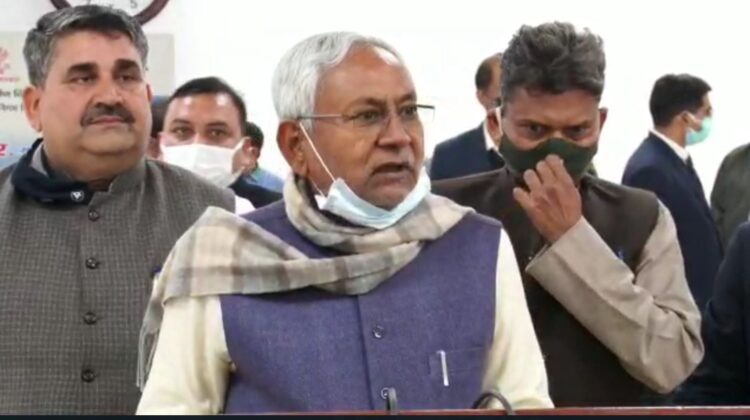 बिहार के मुख्यमंत्री नीतीश कुमार को लेकर इन दिनों सियासी गलियारे में खूब चर्चा हो रही है. चर्चा कभी उपराष्ट्रपति पद के लिए तो कभी राष्ट्रपति के उम्मीदवार के तौर पर खुद नीतीश कुमार ने राज्यसभा को लेकर जो बात कही उसके बाद कयास लगाया जा रहा है कि नीतीश कुमार केंद्र की सियासत में रुक कर सकते हैं लेकिन फर्स्ट बिहार आपको बताने जा रहा है कि दरअसल नीतीश कुमार के बगैर राष्ट्रपति और उपराष्ट्रपति के चुनाव में बीजेपी की स्थिति जमीनी तौर पर क्या होने वाली है. नीतीश बीजेपी के लिए कितने जरूरी हो जाते हैं इस बात को आंकड़े से समझा जा सकता है. सबको मालूम है कि देश में राष्ट्रपति का चुनाव होना है. राष्ट्रपति चुनाव के लिए अधिसूचना जून महीने के दूसरे या तीसरे हफ्ते में जारी हो सकती है. राष्ट्रपति उपराष्ट्रपति चुनाव को लेकर राजनीतिक सरगर्मी बढ़ी हुई है. एनडीए के पास संख्या बल तो है लेकिन इस चुनाव में जीत के लिए जो आंकड़े चाहिए उससे एनडीए थोड़ा कम है. ऐसे में पार्टी के बड़े नेताओं को संख्या बल जुटाने का लक्ष्य दिया गया है. विधानसभा में बीजेपी और उसके गठबंधन दलों की स्थिति को देखते हुए एनडीए का पलड़ा भारी माना जा रहा है. लेकिन इसके बावजूद राष्ट्रपति चुनाव के लिए 9000 वोट एनडीए के पास कम है. यह संख्या जुटाना एनडीए के लिए कोई बड़ी बात नहीं लेकिन इसके लिए यह भी जरुरी हो जाता है कि बीजेपी के साथ नीतीश कुमार जैसे मजबूत सहयोगी बने रहें. बता दें कि मौजूदा राष्ट्रपति रामनाथ कोविंद का कार्यकाल 24 जुलाई को खत्म हो रहा है. ऐसे में जुलाई महीने के अंदर राष्ट्रपति चुनाव के लिए मतदान तय माना जा रहा है। उपराष्ट्रपति चुनाव के लिए लोकसभा और राज्यसभा के सांसद ही मतदान करते हैं. इन दोनों सदनों में एनडीए के पास पर्याप्त बहुमत है लेकिन राष्ट्रपति के लिए जो निर्वाचक मंडल होता है उसमें संसद के दोनों सदनों के सदस्यों के साथ-साथ विधानसभाओं के सदस्य भी मतदान करते हैं. आंकड़े बताते हैं कि राष्ट्रपति के निर्वाचक मंडल का वोट 10 लाख 98 हजार 903 है. किसी भी उम्मीदवार की जीत के लिए बहुमत का आंकड़ा 5 लाख 49 हजार 452 है. हर राज्य के विधानसभा सदस्यों के वोट का मूल्य अलग अलग होता है. जैसे उत्तर प्रदेश के विधायक के के वोट का मूल्य सबसे ज्यादा है यूपी के एक विधायक के वोट का मूल्य 208 है. बिहार में भी विधायकों का वोट मूल्य ज्यादा है लेकिन मौजूदा स्थिति को अगर जोड़ दें तो एनडीए और सत्ताधारी बीजेपी के पास लगभग 9000 वोटों की कमी दिख रही है. ऐसे में बीजेपी को कुछ क्षेत्रीय दलों का साथ लेना होगा. भारतीय जनता पार्टी ने इसके लिए नेताओं की टीम भी बना दी है. राष्ट्रपति चुनाव के लिए वोटों का जुगाड़ करना है. उसके लिए रक्षा मंत्री राजनाथ सिंह, मंत्री पीयूष गोयल, संसदीय कार्य मंत्री प्रहलाद जोशी को जिम्मेदारी दी गई है. जाहिर है ऐसे में नीतीश कुमार की अहमियत बढ़ जाती है. इसके बगैर बीजेपी के लिए राष्ट्रपति चुनाव की राह आसान नहीं होगी. नीतीश राष्ट्रपति बने या ना बने उपराष्ट्रपति के पद पर जाएं या ना जाएं लेकिन इतना जरूर है कि नीतीश फिलहाल बीजेपी के लिए मजबूरी भी हैं और जरूरी भी.