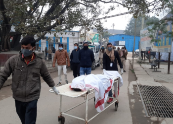 गोपालगंज में मुखिया को बाइक सवार अपराधियों ने मारी गोली. गंभीर हालत में सदर अस्पताल में भर्ती कराया गया. अस्पताल में इलाज के दौरान मौत हो गई. मिली जानकारी के अनुसार थावे थाना के धतिगना के मुखिया सुखल मुशहर को अपराधियों ने घर के बाहर ही गोली मारी है. घटना के बाद अपराधी फरार हो गये. आनन फानन में गंभीर अवस्था में मुखिया को अस्पताल पहुँचाया गया, जहां इलाज के दौरान ही उनकी मौत हो गई. घटना की सूचना मिलने के बाद मामले की जांच करने सदर एसडीपीओ संजीव कुमार मौके पर पहुंच गए हैं. एक बाइक पर सवार दो बदमाशों ने इस घटना को अंजाम दिया. पुलिस को घटनास्थल से एक खोखा मिला है. एसडीपीओ ने आशंका जताई कि सुखल मुसहर की हत्याह चुनावी रंजिश का नतीजा हो सकती है. पुलिस मामले की जांच कर रही है. पुलिस का दावा है कि जल्द ही बदमाशों को गिरफ्तार कर लिया जाएगा. घटना के बाद जहां लोगों में आक्रोश है। वहीं सदर एसडीपीओ मामले की तहकीकात में जुट गए हैं। बताया जाता है कि नवनिर्वाचित मुखिया सुखल मुसहर धतिवाना गांव के प्रकाश सिंह के यहां रहकर घर का काम करते थे। यह पंचायत पूर्व से दलित के लिए रिजर्व हैं। बताया जाता है कि चुनावी रंजिश को लेकर इस वारदात को अंजाम दिया गया है। गांव के ग्रामीण प्रकाश सिंह के मुताबिक आज सुबह करीब 6:30 बजे ग्लैमर बाइक पर सवार दो अपराधी उनके घर पहुंचे। यहां पर सुखल मुसहर को अपराधियों ने गोलियों से भून दिया। जिससे वे जमीन पर गिर गए। ग्रामीणों के द्वारा उन्हें सदर अस्पताल में लाया गया। जहा चिकित्सकों ने उन्हें मृत घोषित कर दिया। ग्रामीण प्रकाश सिंह के मुताबिक चुनावी रंजिश को लेकर वारदात को अंजाम दिया गया होगा। एसडीपीओ संजीव कुमार ने कहा कि गांव में कुछ पूर्व से विवाद था। लेकिन वर्तमान मुखिया से उसका कोई सरोकार नहीं था। पुलिस सभी बिंदुओं पर जांच कर रही है। जल्द ही अपराधियों की पहचान कर उन्हें गिरफ्तार कर लिया जाएगा। इस घटना से एक सप्ताह पहले हथुआ साबेया के पास बीडीसी सदस्य को गोली मारी गई थी। जिसकी इलाज के दौरान मौत हो गई थी।