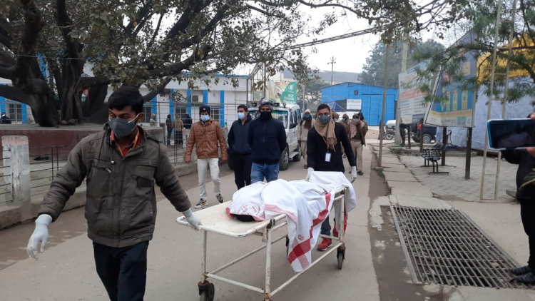 गोपालगंज में मुखिया को बाइक सवार अपराधियों ने मारी गोली. गंभीर हालत में सदर अस्पताल में भर्ती कराया गया. अस्पताल में इलाज के दौरान मौत हो गई. मिली जानकारी के अनुसार थावे थाना के धतिगना के मुखिया सुखल मुशहर को अपराधियों ने घर के बाहर ही गोली मारी है. घटना के बाद अपराधी फरार हो गये. आनन फानन में गंभीर अवस्था में मुखिया को अस्पताल पहुँचाया गया, जहां इलाज के दौरान ही उनकी मौत हो गई. घटना की सूचना मिलने के बाद मामले की जांच करने सदर एसडीपीओ संजीव कुमार मौके पर पहुंच गए हैं. एक बाइक पर सवार दो बदमाशों ने इस घटना को अंजाम दिया. पुलिस को घटनास्थल से एक खोखा मिला है. एसडीपीओ ने आशंका जताई कि सुखल मुसहर की हत्याह चुनावी रंजिश का नतीजा हो सकती है. पुलिस मामले की जांच कर रही है. पुलिस का दावा है कि जल्द ही बदमाशों को गिरफ्तार कर लिया जाएगा. घटना के बाद जहां लोगों में आक्रोश है। वहीं सदर एसडीपीओ मामले की तहकीकात में जुट गए हैं। बताया जाता है कि नवनिर्वाचित मुखिया सुखल मुसहर धतिवाना गांव के प्रकाश सिंह के यहां रहकर घर का काम करते थे। यह पंचायत पूर्व से दलित के लिए रिजर्व हैं। बताया जाता है कि चुनावी रंजिश को लेकर इस वारदात को अंजाम दिया गया है। गांव के ग्रामीण प्रकाश सिंह के मुताबिक आज सुबह करीब 6:30 बजे ग्लैमर बाइक पर सवार दो अपराधी उनके घर पहुंचे। यहां पर सुखल मुसहर को अपराधियों ने गोलियों से भून दिया। जिससे वे जमीन पर गिर गए। ग्रामीणों के द्वारा उन्हें सदर अस्पताल में लाया गया। जहा चिकित्सकों ने उन्हें मृत घोषित कर दिया। ग्रामीण प्रकाश सिंह के मुताबिक चुनावी रंजिश को लेकर वारदात को अंजाम दिया गया होगा। एसडीपीओ संजीव कुमार ने कहा कि गांव में कुछ पूर्व से विवाद था। लेकिन वर्तमान मुखिया से उसका कोई सरोकार नहीं था। पुलिस सभी बिंदुओं पर जांच कर रही है। जल्द ही अपराधियों की पहचान कर उन्हें गिरफ्तार कर लिया जाएगा। इस घटना से एक सप्ताह पहले हथुआ साबेया के पास बीडीसी सदस्य को गोली मारी गई थी। जिसकी इलाज के दौरान मौत हो गई थी।