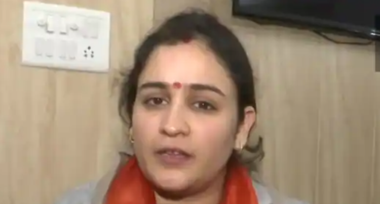 अपर्णा यादव ने मुलायम की तारीफ की, कहा-वह मेरे ससुर ही नहीं पिता भी हैं, बहू थी, हूं और रहूंगी