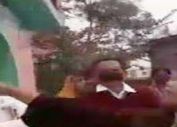 ‘झंडा तो हम ही फहराएंगे’ मैडम और सर के बीच झंडा फहराने को लेकर हो गया विवाद