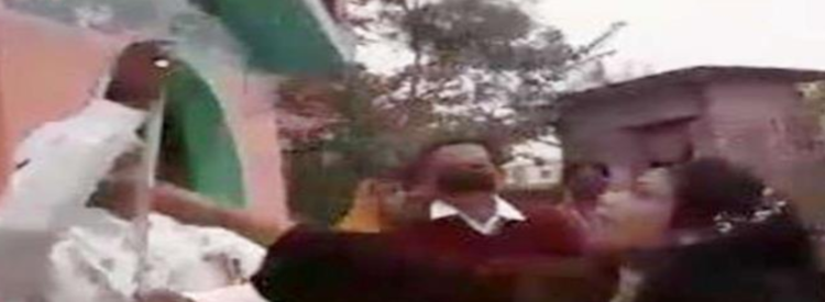 ‘झंडा तो हम ही फहराएंगे’ मैडम और सर के बीच झंडा फहराने को लेकर हो गया विवाद