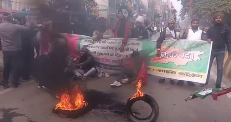 रिजल्ट में धांधली को लेकर छात्रों का बिहार बंद, पटना की सड़कों पर दिखा असर