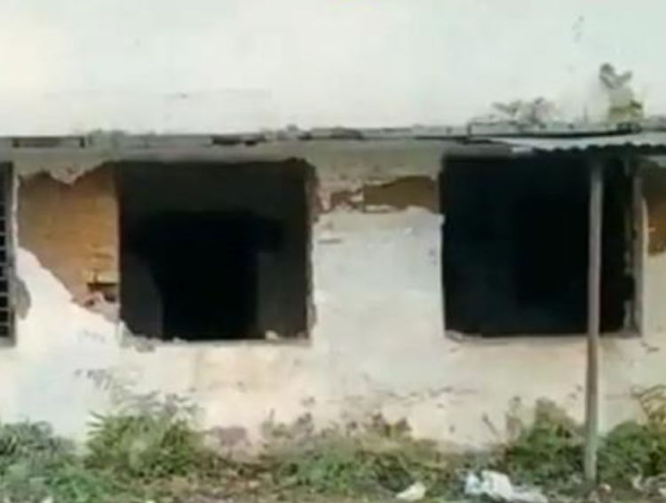 बिहार में प्रखंड कार्यालय का चौखट-किवाड़ तक उखाड़ ले गये चोर, बगल में है थाना और DSP कार्यालय