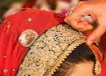 जयमाला के दौरान प्रेमी ने स्टेज पर चढ़कर काटा अपना गला, खून से भर दी दुल्हन बनी प्रेमिका की मांग