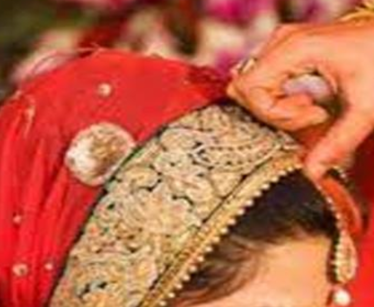 जयमाला के दौरान प्रेमी ने स्टेज पर चढ़कर काटा अपना गला, खून से भर दी दुल्हन बनी प्रेमिका की मांग