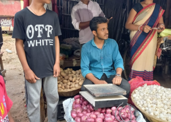 सब्जी बेचने वाले का बेटा बना टॉपर, घर में खुशी का माहौल, अबीर-गुलाल लगाकर मनाई होली