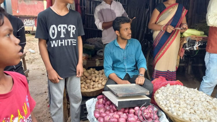 सब्जी बेचने वाले का बेटा बना टॉपर, घर में खुशी का माहौल, अबीर-गुलाल लगाकर मनाई होली