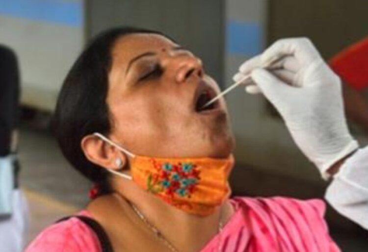 देश में तेजी के साथ बढ़ने लगा कोरोना संक्रमण, 90 फीसदी से ज्यादा आया उछाल