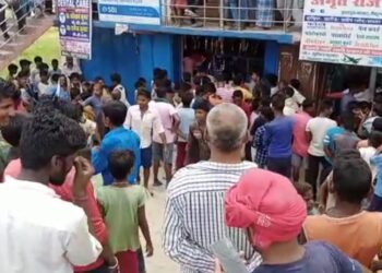 गोपालगंज में एसबीआइ की सीएसपी केंद्र से साढ़े पांच लाख की लूट,अपराधियों ने सरेआम फायरिंग कर लूट की वारदात को दिया है अंजाम