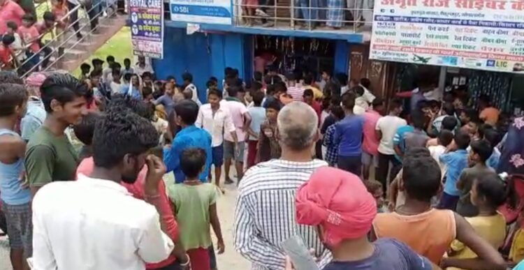 गोपालगंज में एसबीआइ की सीएसपी केंद्र से साढ़े पांच लाख की लूट,अपराधियों ने सरेआम फायरिंग कर लूट की वारदात को दिया है अंजाम