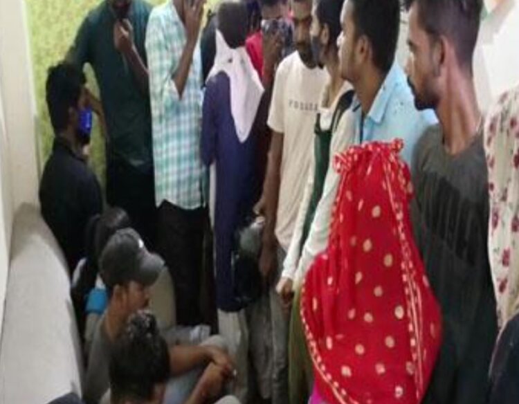 सेक्स रैकेट का खुलासा, 11 लड़कियां और 10 लड़के गिरफ्तार