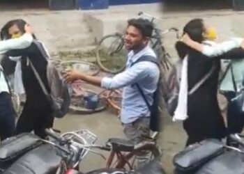 बिहार के छपरा में बॉयफ्रेंड के लिए बीच सड़क पर भिड़ गयी दो लड़कियां, जमकर हुई मारपीट