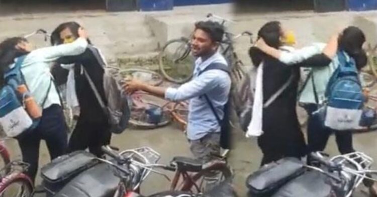 बिहार के छपरा में बॉयफ्रेंड के लिए बीच सड़क पर भिड़ गयी दो लड़कियां, जमकर हुई मारपीट