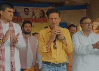 बॉलीवुड एक्टर मनोज बाजपेयी पहुंचे पैतृक गांव बेलवा, बताया राजनीति में जाने की कोई दिलचस्पी नहीं