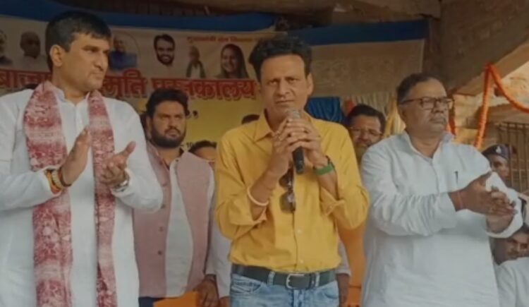 बॉलीवुड एक्टर मनोज बाजपेयी पहुंचे पैतृक गांव बेलवा, बताया राजनीति में जाने की कोई दिलचस्पी नहीं