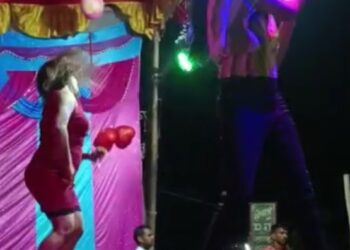 दुर्गा पूजा मेला के नाम पर अश्लीलता, बार बालाओं के लगे ठुमके