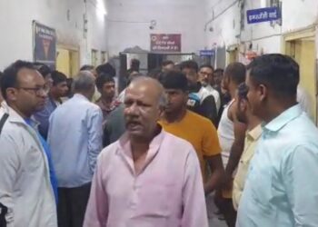 छठ का बन रहा था प्रसाद, आग लगने से सिलिंडर फटा,25 से 30 लोग झुलसे,कई की हालत गंभीर