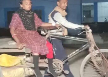 बुजुर्ग महिला को एक बेबस पति ठेले पर लेकर सदर पहुंचा अस्पताल, एंबुलेंस है किसके लिए?