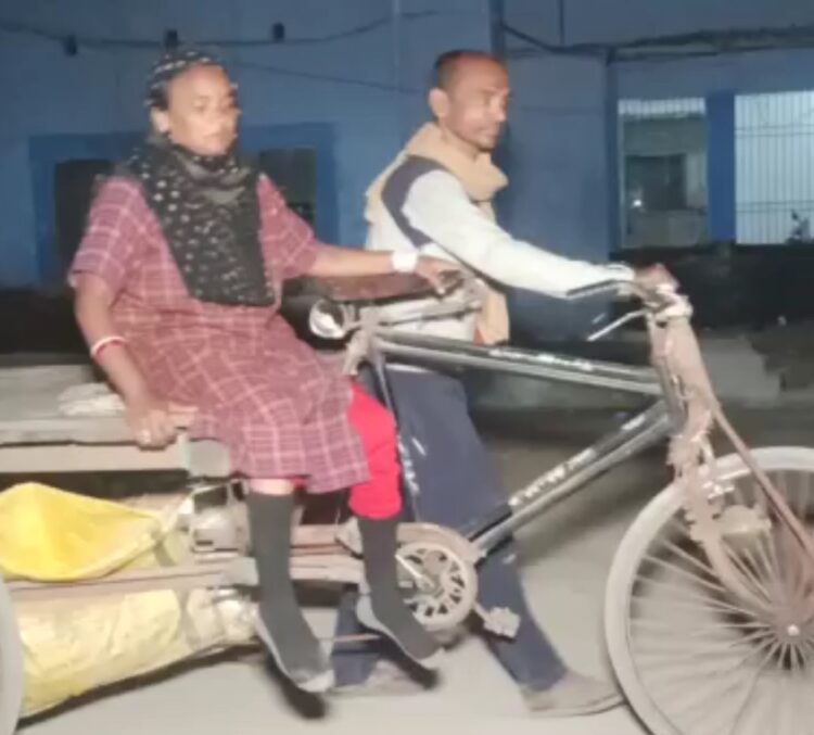 बुजुर्ग महिला को एक बेबस पति ठेले पर लेकर सदर पहुंचा अस्पताल, एंबुलेंस है किसके लिए?