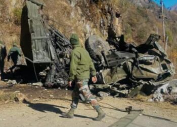 खाई में गिरी सेना की गाड़ी, 16 जवान शहीद