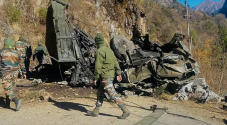 खाई में गिरी सेना की गाड़ी, 16 जवान शहीद