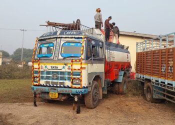 बिहार के नवादा में तेल के टैंकर में भरी थी विदेशी शराब,पुलिस ने किया जब्त